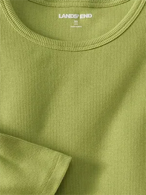 A green t-shirt.